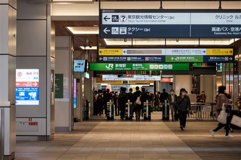 新宿駅から千葉駅：都市の喧騒と田園の静けさの狭間で